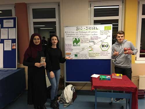 Schülergruppe der SABEL Berufsfachschule Nürnberg präsentiert ihre Gedanken zum Thema "Bio-Siegel"