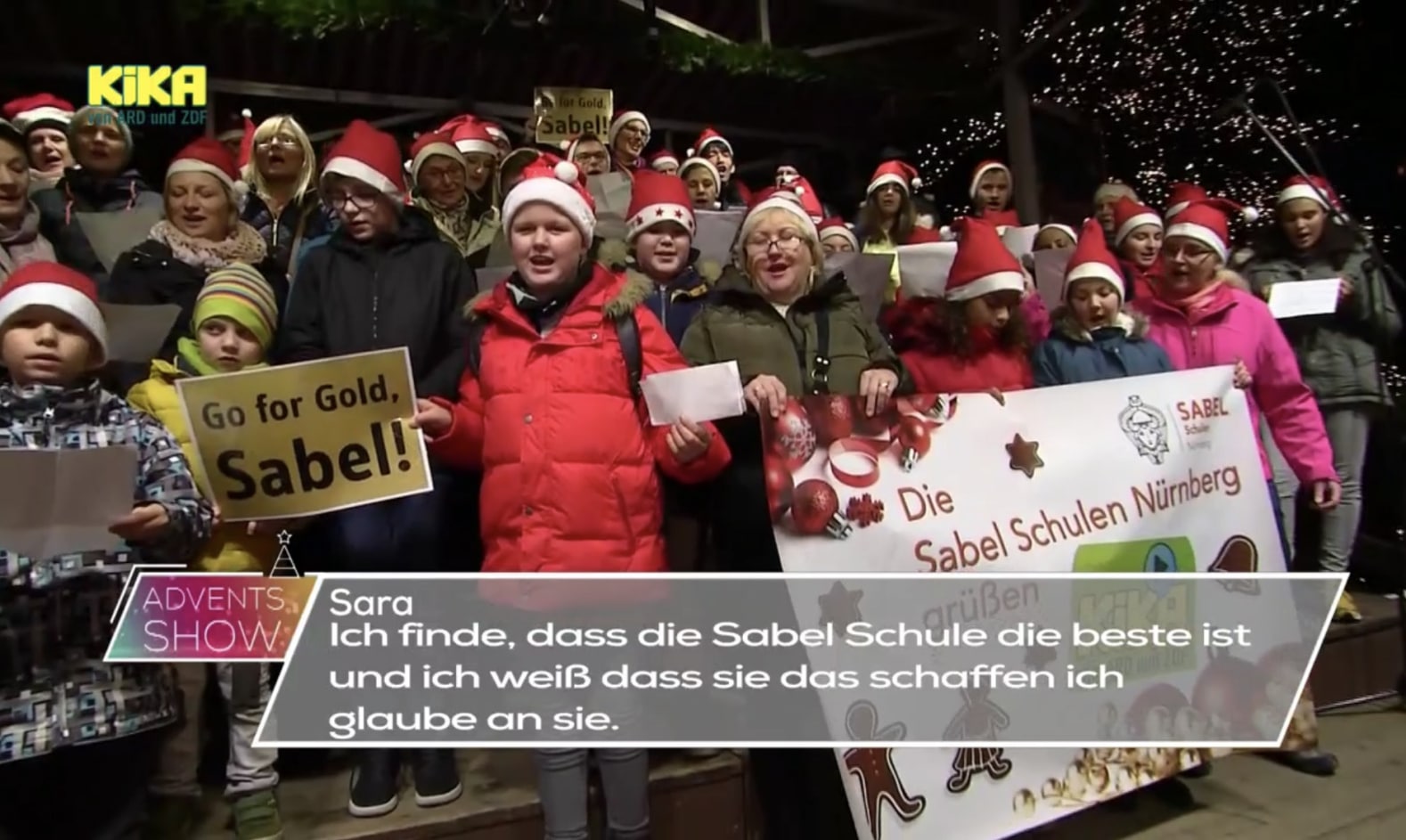 Treue Fans feuern ihre Klassenkameraden aus den SABEL Schulen Nürnberg bei der KIKA Adventsshow an