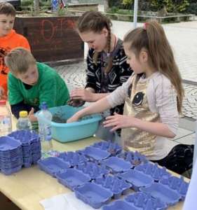 SchülerInnen der SABEL Schulen Nürnberg machen seedbombs selber am Infostand