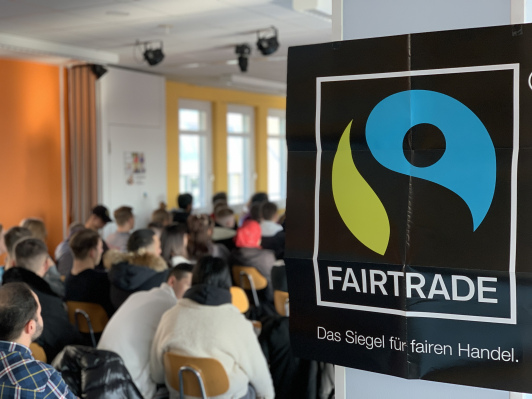 Die SABEL Wirtschaftsschule möchte Fairtrade Schule werden und informiert sich zum Thema