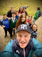 Selfie mit Lehrkraft während des SABEL Waldquiz-Wandertags
