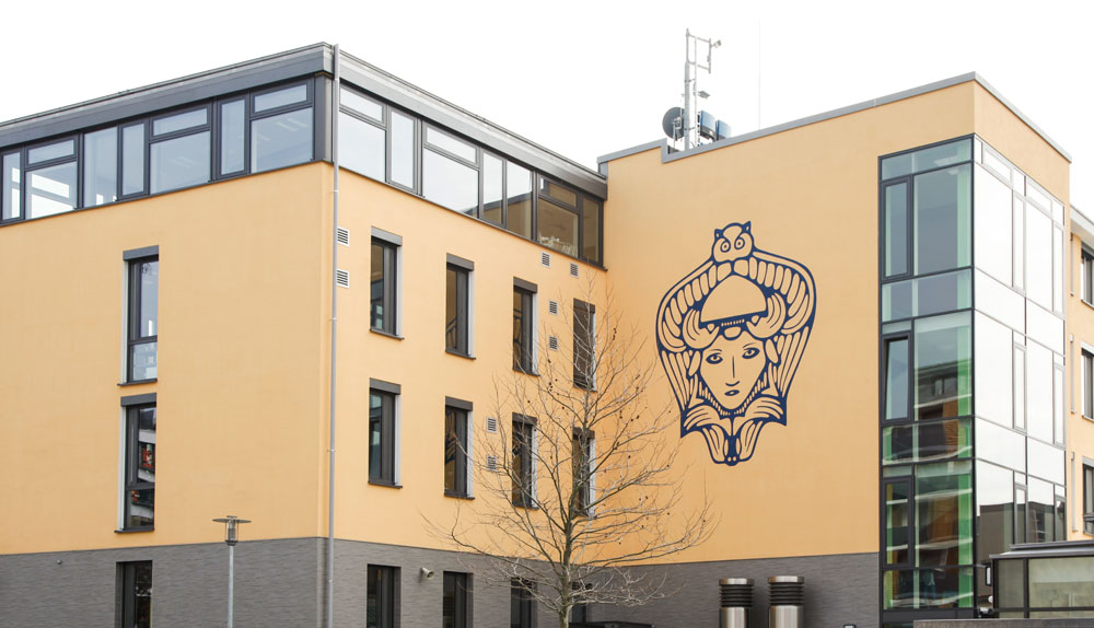 Schulgebäude der SABEL Realschulen und SABEL Gymnasiums in Nürnberg mit Athene