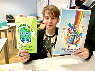 Schüler der Klasse 6b der SABEL Realschule Nürnberg präsentiert die zwei Heftchen für die Verbraucherzentrale